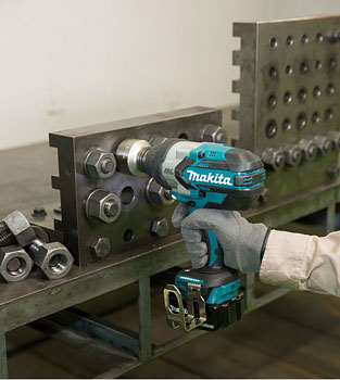 Makita akumulatorski udarni odvijač DTW1001RTJ Makita akumulatorski udarni odvijač DTW1001RTJ