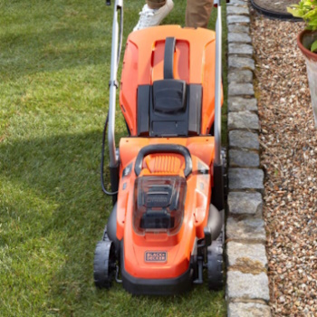 Black&Decker akumulatorska kosilica za travu 18V 2x2.5Ah BCMW3318L2 Black&Decker akumulatorska kosilica za travu 18V 2x2.5Ah BCMW3318L2