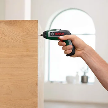 Bosch akumulatorski odvrtač IXO 7 + 10-delni set bitova 06039E0020 Bosch akumulatorski odvrtač IXO 7 + 10-delni set bitova 06039E0020