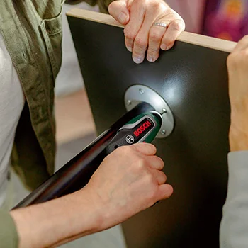 Bosch akumulatorski odvrtač IXO 7 + 10-delni set bitova 06039E0020 Bosch akumulatorski odvrtač IXO 7 + 10-delni set bitova 06039E0020