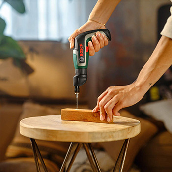 Bosch akumulatorski odvrtač IXO 7 sa 2 nastavka + 10-delni set bitova 06039E0021 Bosch akumulatorski odvrtač IXO 7 sa 2 nastavka + 10-delni set bitova 06039E0021