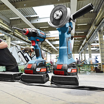 Bosch početni set GBA 18V 4,0 Ah MW-C + GAL 1830 W Wireless Charging Professional 1600A00C43 Bosch početni set GBA 18V 4,0 Ah MW-C + GAL 1830 W Wireless Charging Professional 1600A00C43