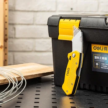 Deli skalpel sklopivi sa trapeznim sečivom 19mm EDL006Z-2