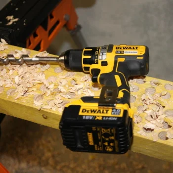 DeWalt aku bušilica odvijač 18V 2×4.0Ah DCD790M2 DeWalt aku bušilica odvijač 18V 2×4.0Ah DCD790M2