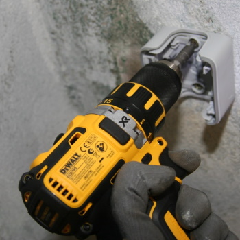 DeWalt aku bušilica odvijač 18V 2×4.0Ah DCD790M2 DeWalt aku bušilica odvijač 18V 2×4.0Ah DCD790M2