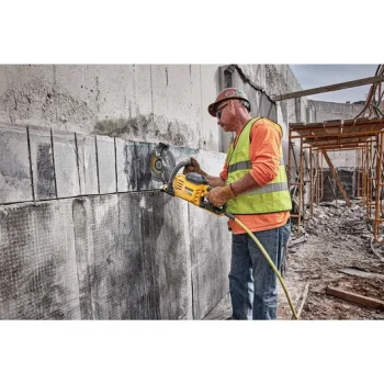 DeWalt akumulatorska mašina za sečenje 60V 9Ah FlexVolt DCS690X2 DeWalt akumulatorska mašina za sečenje 60V 9Ah FlexVolt DCS690X2