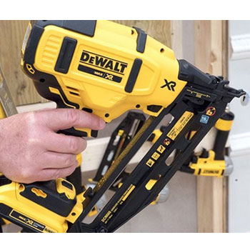 DeWalt aku zabijač eksera 18V DCN660P2-4