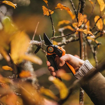 Fiskars makaze za orezivanje voćarske 1023628 Fiskars makaze za orezivanje voćarske 1023628