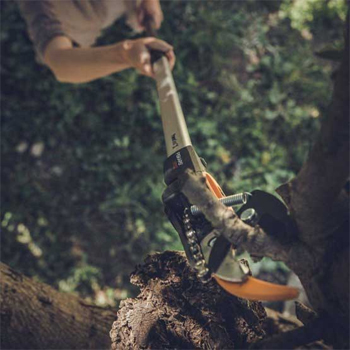 Fiskars univerzalni teleskopski sekač grana UPX82 1023625 Fiskars univerzalni teleskopski sekač grana UPX82 1023625