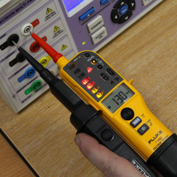 Fluke dvopolni tester napona i provodnosti sa LCD ekranom i LED indikatorima T150 Fluke dvopolni tester napona i provodnosti sa LCD ekranom i LED indikatorima T150