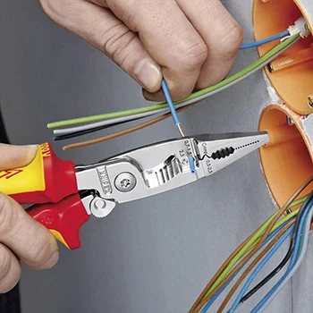 Knipex električarska klešta sa 6 funkcija 1000V VDE sa mogućnošću kačenja 13 96 200 T Knipex električarska klešta sa 6 funkcija 1000V VDE sa mogućnošću kačenja 13 96 200 T