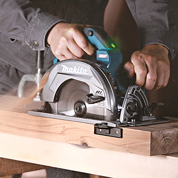Makita akumulatorska ručna kružna testera XGT 40V 4,0Ah HS003GM201 Makita akumulatorska ručna kružna testera XGT 40V 4,0Ah HS003GM201
