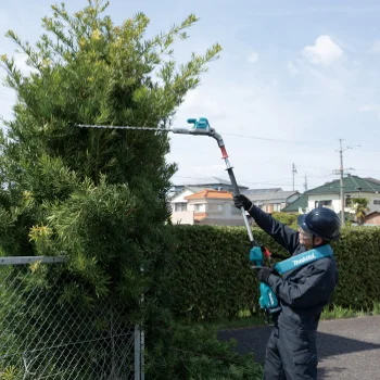 Makita akumulatorske makaze za živu ogradu bez baterije i punjača 40V XGT 600mm UN001GZ-2