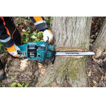 Makita akumulatorska motorna testera 40V XGT UC030GZ-6