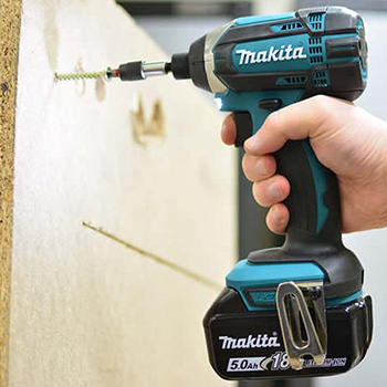 Makita LXT set - akumulatorska udarna bušilica-odvijač DHP458Z + akumulatorski udarni odvijač DTD152Z + punjač + 2 baterije + Makpac DLX2145TJ-7