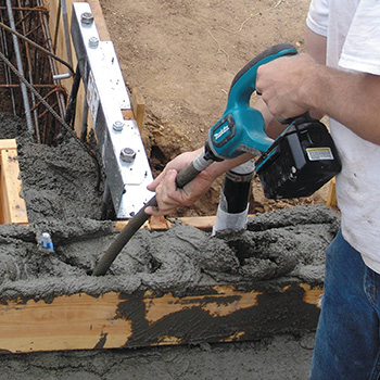Makita akumulatorski vibrator za beton DVR450RFE Makita akumulatorski vibrator za beton DVR450RFE