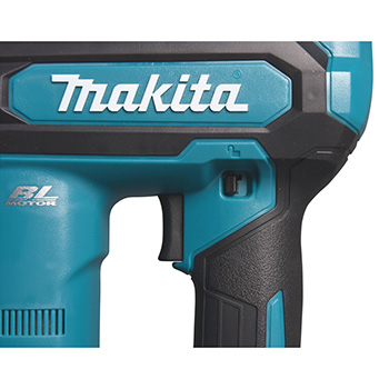 Makita akumulatorski zakivač klinastih eksera XGT 40V max PT001GZ Makita akumulatorski zakivač klinastih eksera XGT 40V max PT001GZ