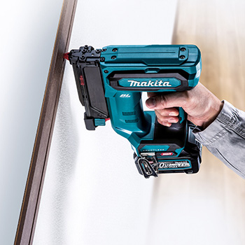 Makita akumulatorski zakivač klinastih eksera XGT 40V max PT001GZ Makita akumulatorski zakivač klinastih eksera XGT 40V max PT001GZ