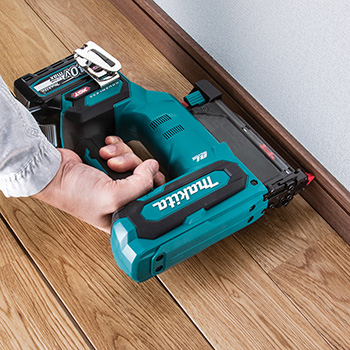 Makita akumulatorski zakivač klinastih eksera XGT 40V max PT001GZ Makita akumulatorski zakivač klinastih eksera XGT 40V max PT001GZ