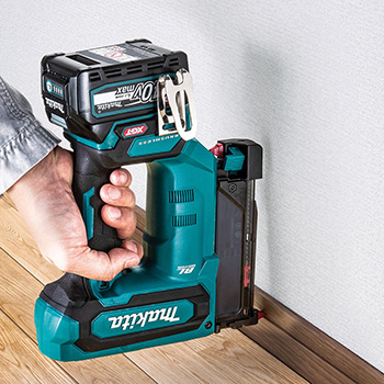 Makita akumulatorski zakivač klinastih eksera XGT 40V max PT001GZ-8