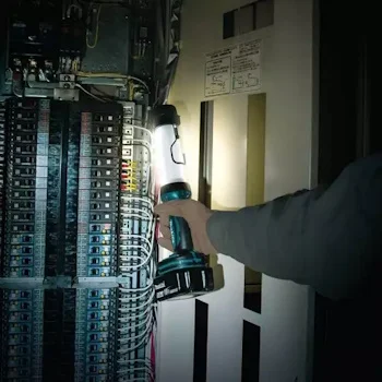 Makita akumulatorska LED lampa radna 18V DEBDML806 Makita akumulatorska LED lampa radna 18V DEBDML806