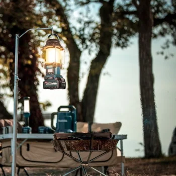 Makita akumulatorski radio sa fenjerom 40V XGT MR009GZ Makita akumulatorski radio sa fenjerom 40V XGT MR009GZ