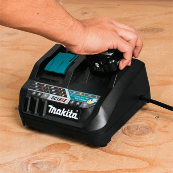 Makita punjač za akumulator CXT/LXT DC18RE Makita punjač za akumulator CXT/LXT DC18RE