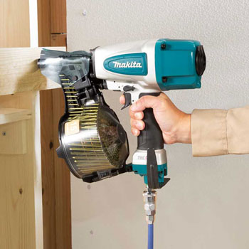 Makita pneumatski zabijač eksera u redeniku AN613 Makita pneumatski zabijač eksera u redeniku AN613