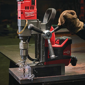 Milwaukee magnetna aku bušilica 18V 5Ah sa permanentnim magnetom M18FMDP-502C Milwaukee magnetna aku bušilica 18V 5Ah sa permanentnim magnetom M18FMDP-502C
