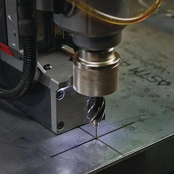 Milwaukee magnetna aku bušilica 18V 5Ah sa permanentnim magnetom M18FMDP-502C Milwaukee magnetna aku bušilica 18V 5Ah sa permanentnim magnetom M18FMDP-502C