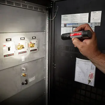 Milwaukee aku ručna baterijska lampa L4FMLED-301 4933479770-2