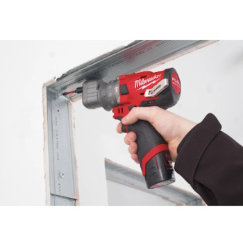 Milwaukee bušilica-odvijač 12V 2Ah 6-u-1 M12 FPDXKIT-202X 4933464138 Milwaukee bušilica-odvijač 12V 2Ah 6-u-1 M12 FPDXKIT-202X 4933464138
