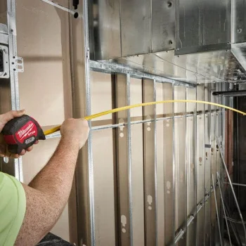 Milwaukee magnetni metar STUD 8m x 33mm 4932471627 Milwaukee magnetni metar STUD 8m x 33mm 4932471627