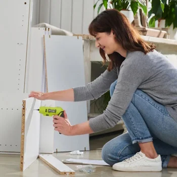 Ryobi kompaktni bežični okretni odvijač USB Lithium™ 4V (2.0Ah) RSDP4-120G Ryobi kompaktni bežični okretni odvijač USB Lithium™ 4V (2.0Ah) RSDP4-120G