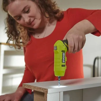 Ryobi kompaktni bežični okretni odvijač USB Lithium™ 4V (2.0Ah) RSDP4-120G Ryobi kompaktni bežični okretni odvijač USB Lithium™ 4V (2.0Ah) RSDP4-120G