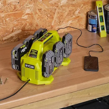 Ryobi punjač baterija 4A sa 6 portova 18V ONE+™ RC18640-4