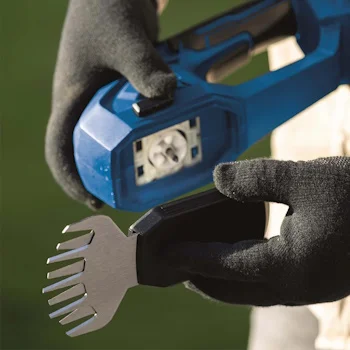 Scheppach aku makaze za travu/živu ogradu IXES C-HTGS200-X + set punjač 2.4A i baterija 4.0Ah Scheppach aku makaze za travu/živu ogradu IXES C-HTGS200-X + set punjač 2.4A i baterija 4.0Ah